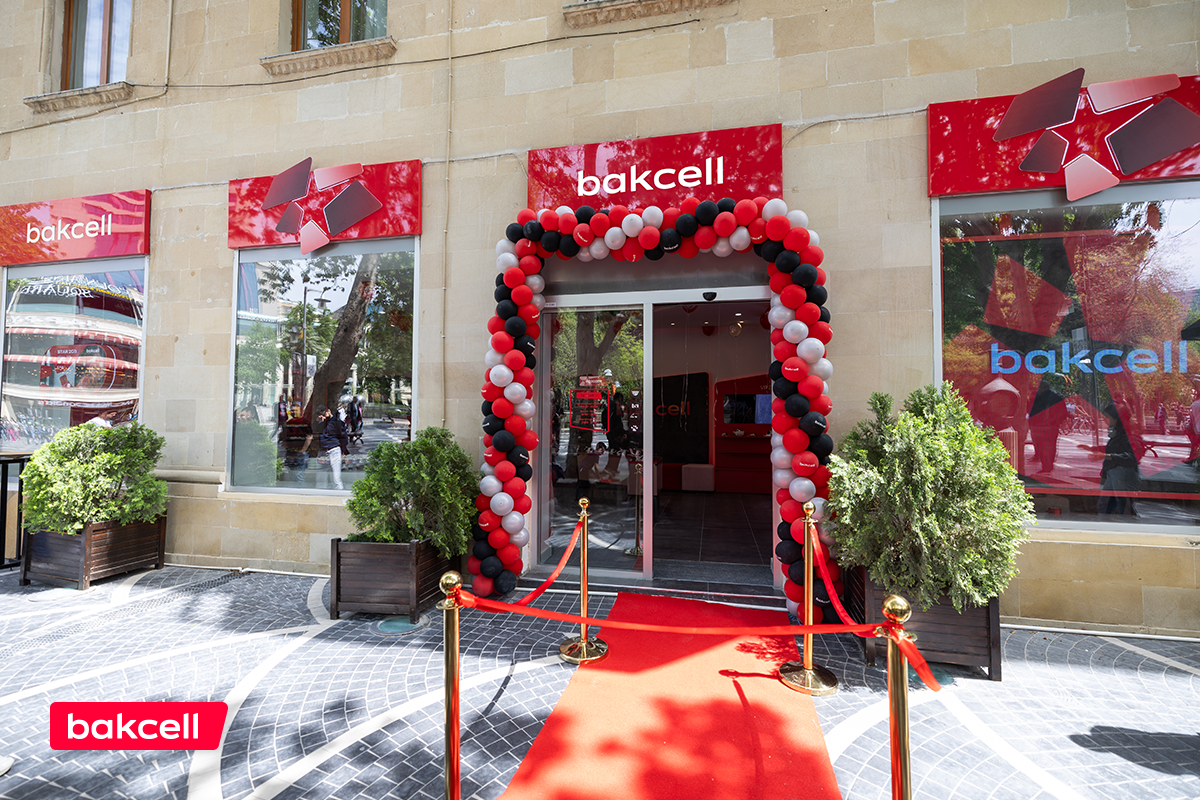 Компания Bakcell представила свой новый инновационный магазин на Площади Фонтанов!
